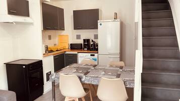 Geladeira, micro-ondas, fogão, cooktop