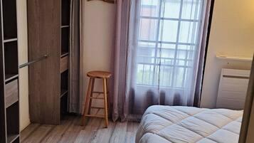 2 makuuhuonetta, silitysrauta/-lauta, vauvan matkasänky, Wi-Fi