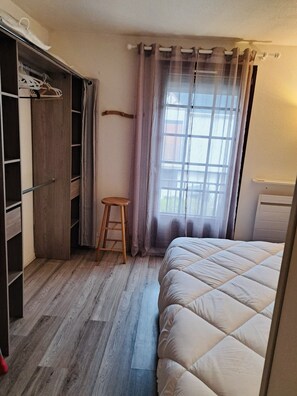 2 slaapkamers, een strijkplank/strijkijzer, reisbedje, wifi