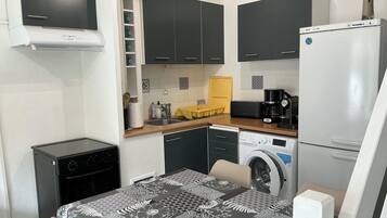 Een koelkast, een microgolfoven, een oven, een kookplaat