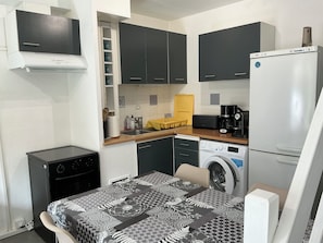 Fridge, microwave, oven, stovetop - Maisonette 'Happiness (Courseulles-sur-Mer)