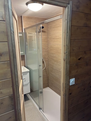 Bañera, secador de pelo, toallas y papel higiénico
