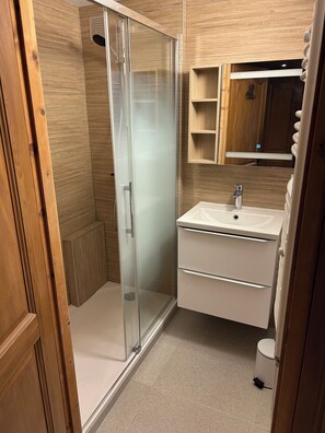 Bathtub, hair dryer, towels, toilet paper - Family apartment in luxury residence (Les arcs 1800)