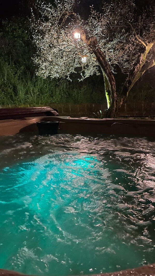 Tina de hidromasaje al aire libre