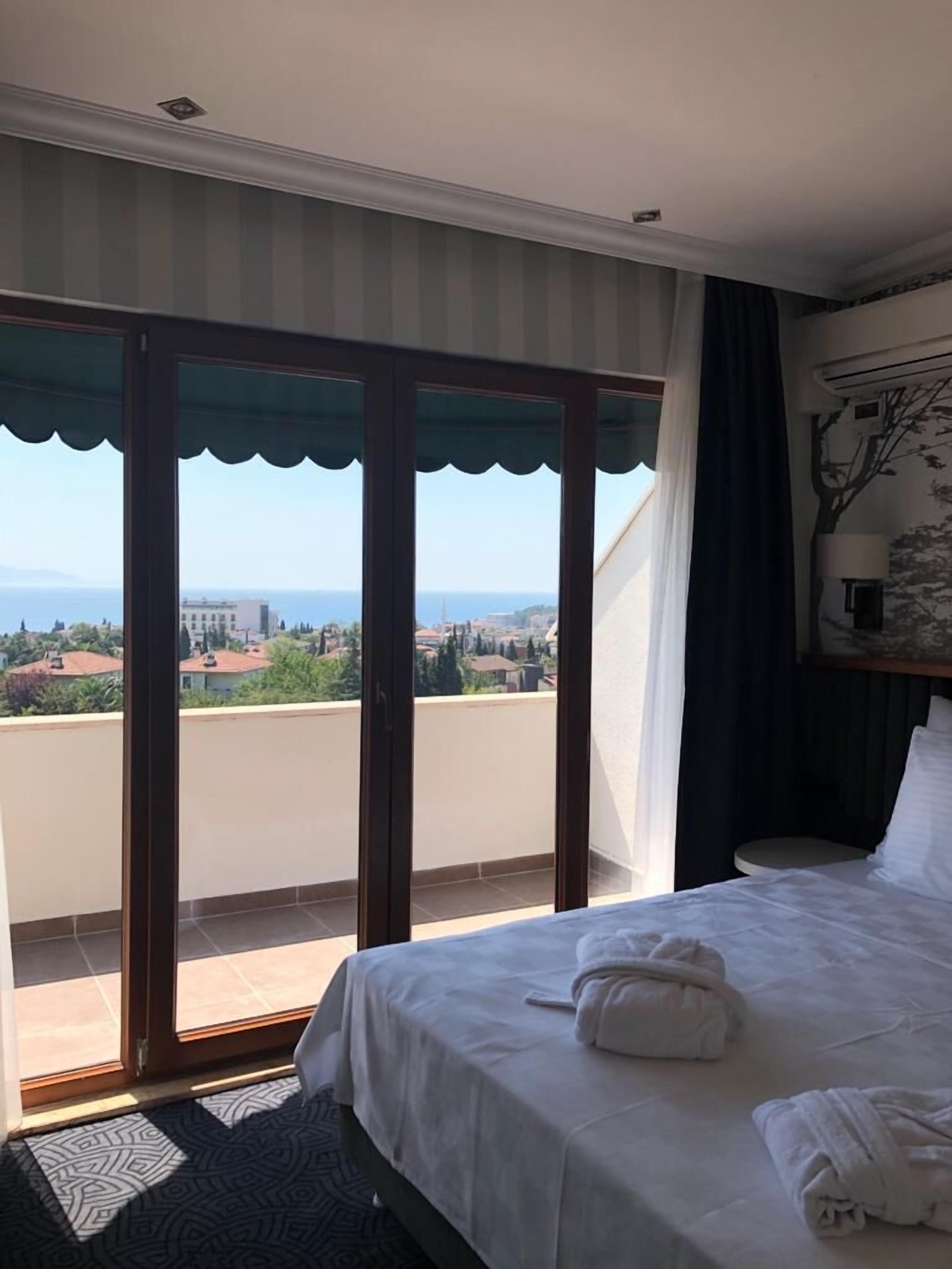 ميني بار ومكتب ومساحة عمل للكمبيوتر المحمول وواي فاي مجانًا