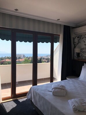 Minibar, escritorio, espacio para trabajar con laptop y wifi gratis