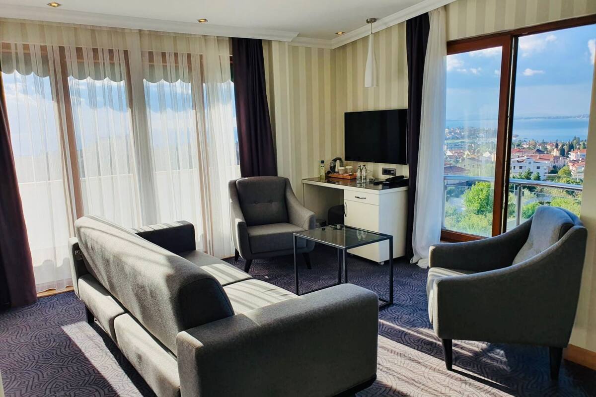 Chambre Double Junior, fumeurs, vue mer | Minibar, bureau, espace de travail pour ordinateur portable