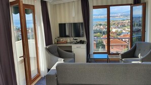 Junior-Doppelzimmer, Raucher, Meerblick | Minibar, Schreibtisch, laptopgeeigneter Arbeitsplatz, kostenloses WLAN
