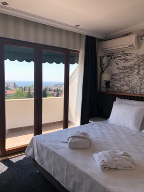 Minibar, escritorio, espacio para trabajar con laptop y wifi gratis 