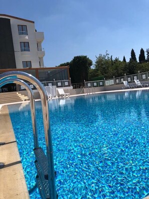 Seasonal outdoor pool - Double Royal Hotel (Darica)
