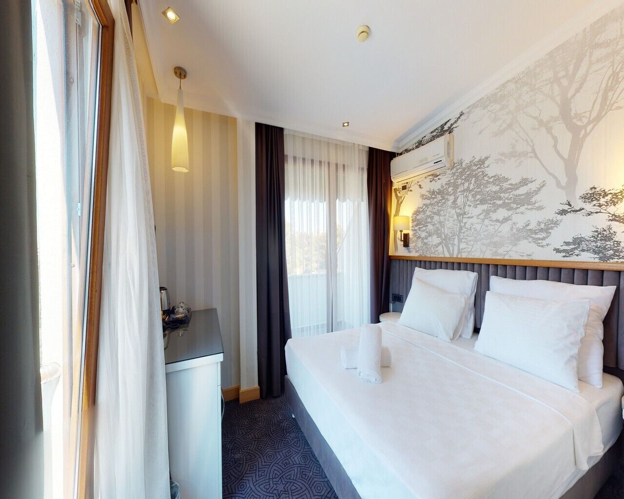 Minibar, desk, laptop workspace, WiFi (free)