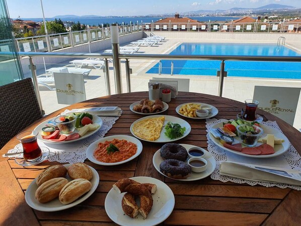 Desayuno buffet diario (EUR 10 por persona)