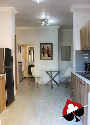 Habitación de lujo | Cocina privada | Refrigerador, microondas, horno y parrilla de estufa