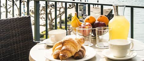 Daily continental breakfast (EUR 15 per person)