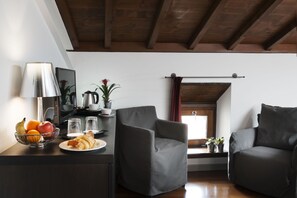 Standard Double Room | Living area | Flat-screen TV - Hotel del Porto (Torri del Benaco)