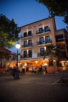 Fachada de la propiedad por la tarde o noche