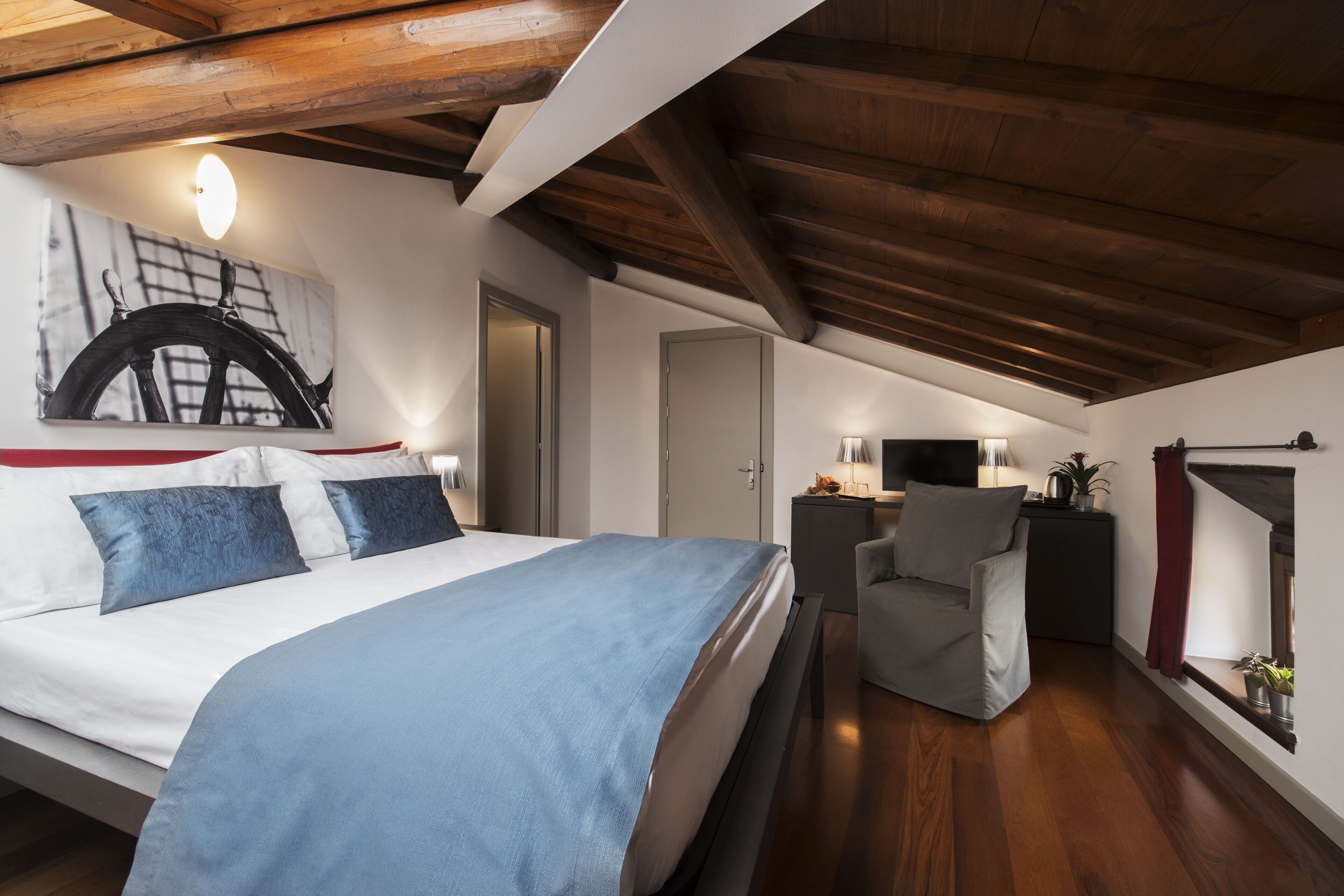 Un dormitorio con cama, escritorio y silla.