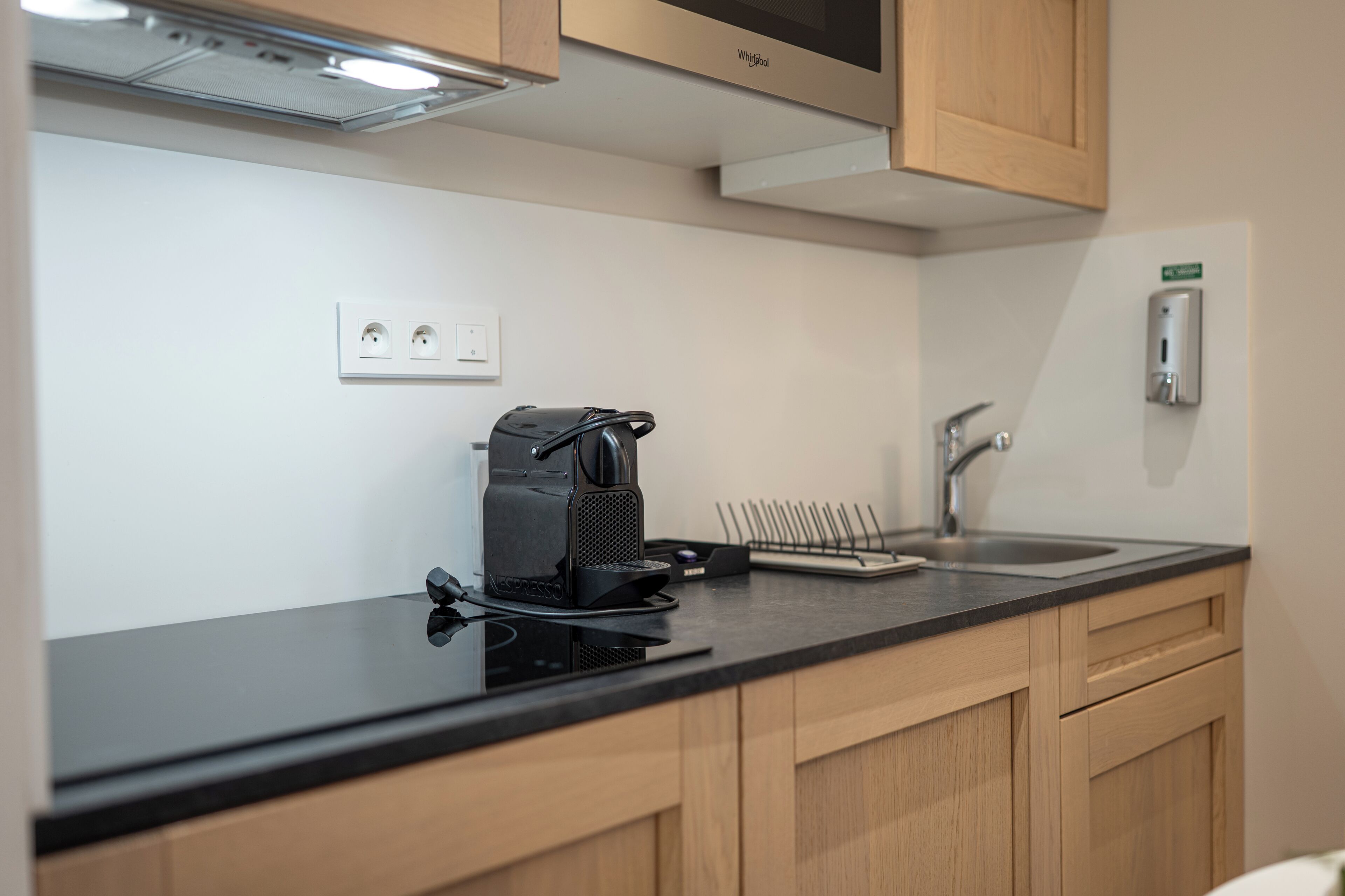 Mini réfrigérateur, micro-ondes, plaque de cuisson, machine à expresso