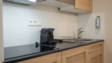 Mini réfrigérateur, micro-ondes, plaque de cuisson, machine à expresso