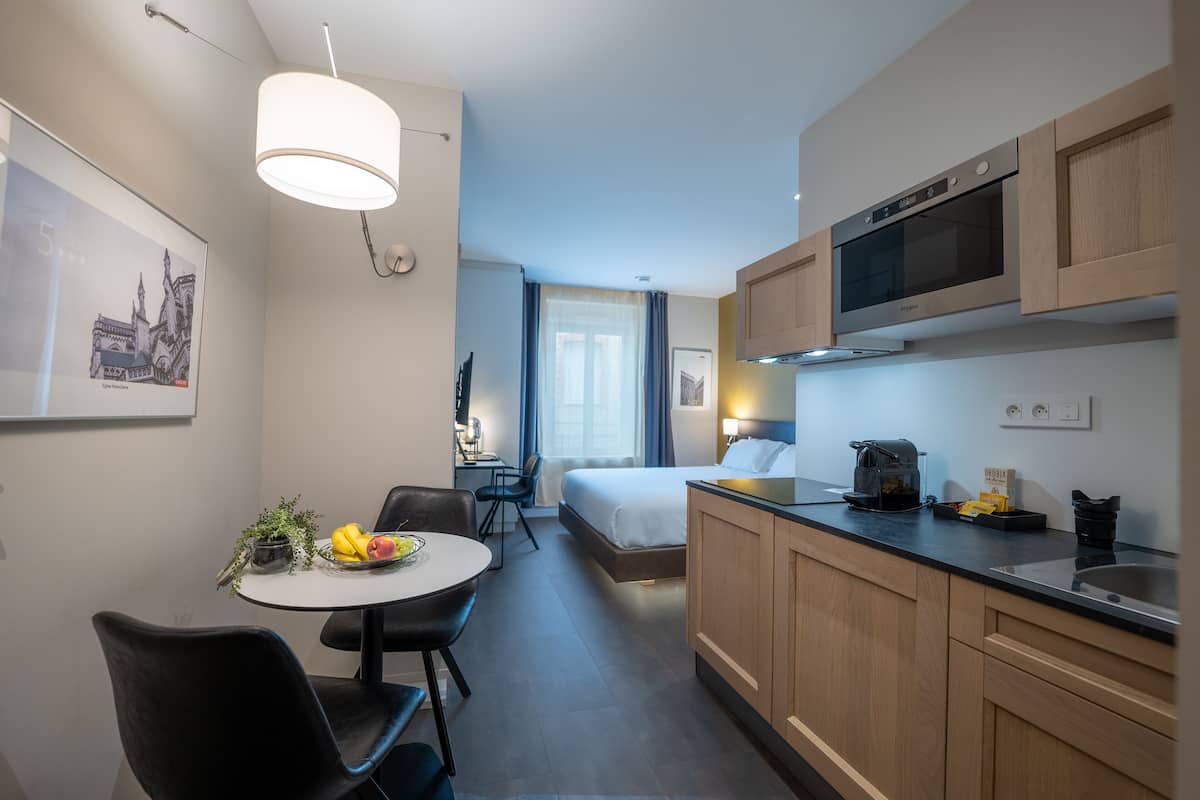 Habitación doble, vista a la ciudad (1) | Ropa de cama de alta calidad y camas con efecto memoria
