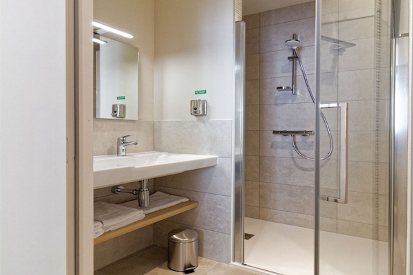 Pancuran mandi, hulu semburan hidrourut, pengering rambut