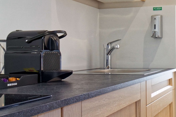 Minikjøleskap, mikrobølgeovn, kokeplater og espressomaskin