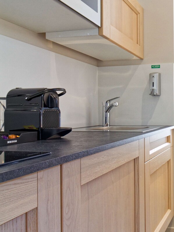 ثلاجة صغيرة، ميكروويف، موقد طهي مسطح، ماكينة لصنع الإسبريسو