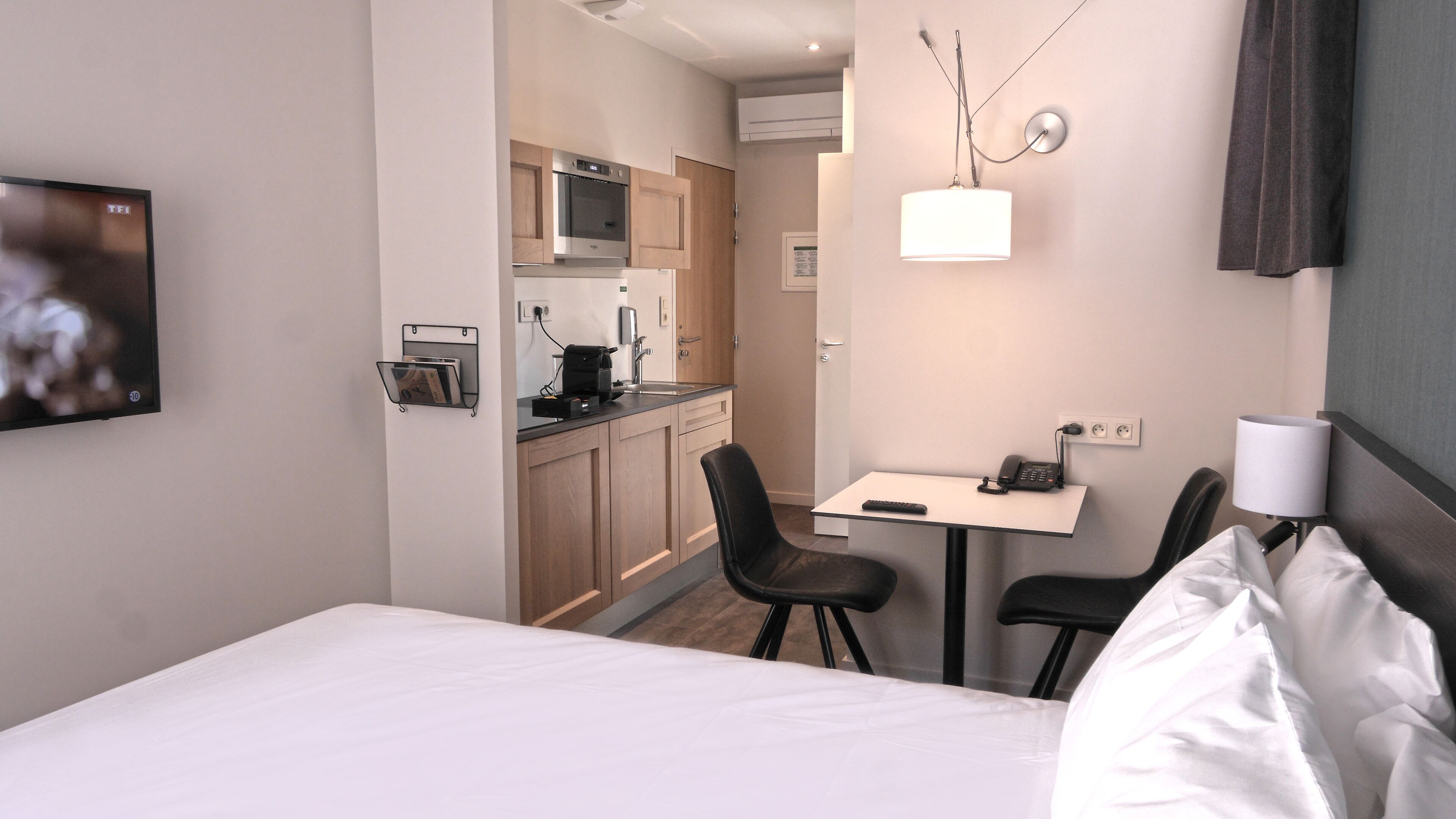 double room, 1 queen bed, city view (5) | living area | 40-inch flat-screen tv with digital channels, tv, pay films