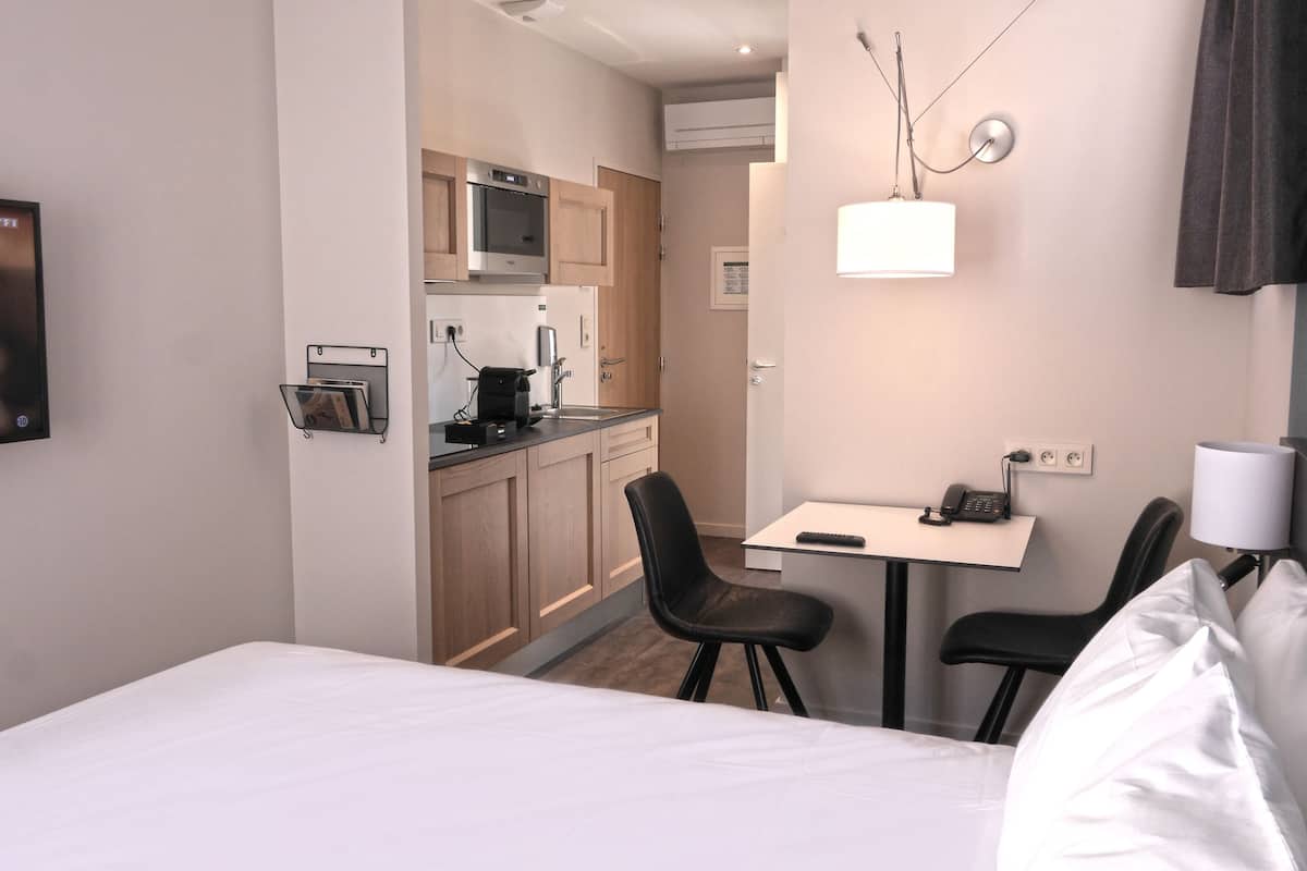 double room, 1 queen bed, city view (5) | living area | 40-inch flat-screen tv with digital channels, tv, pay films