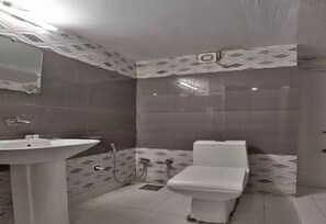 Regadera, amenidades de baño gratuitas, toallas