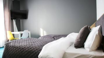 Escritorio, cortinas blackout y sistema de insonorización