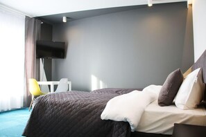 Schreibtisch, Verdunkelungsvorhänge, schallisolierte Zimmer