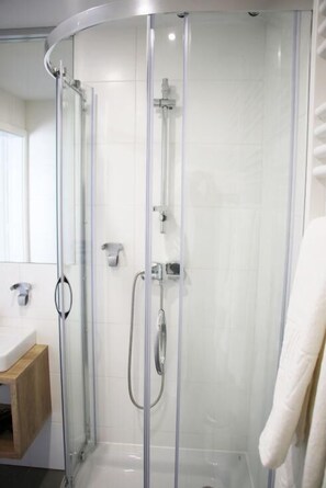 Bathroom shower - Lemon Plaza Poznań (Poznan)