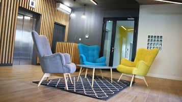 Coin salon dans le hall