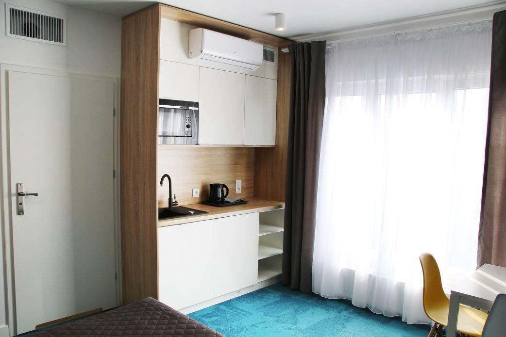Schreibtisch, Verdunkelungsvorhänge, schallisolierte Zimmer