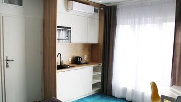 Schreibtisch, Verdunkelungsvorhänge, schallisolierte Zimmer