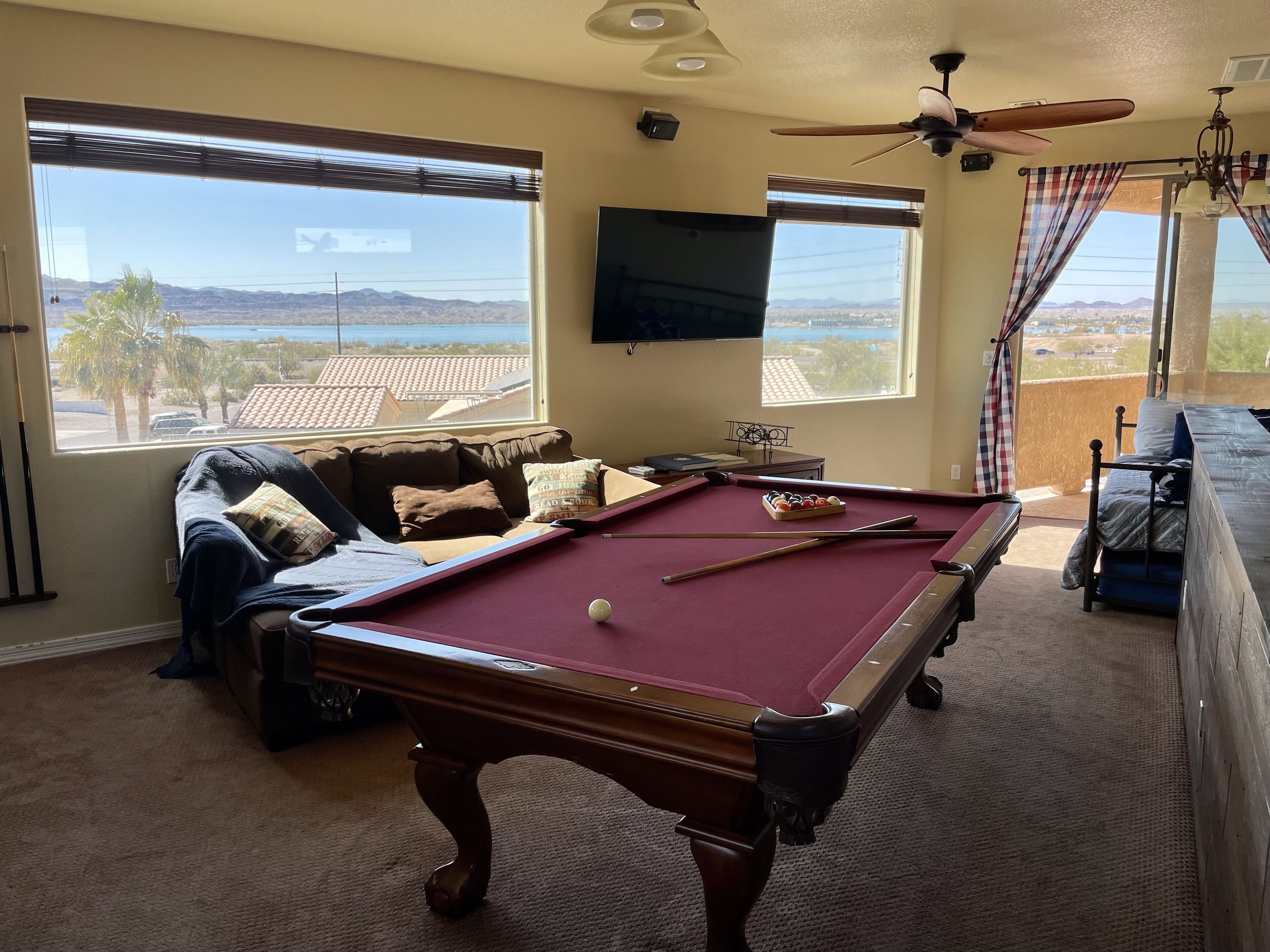 Smart-tv, een open haard, boeken en een stereo