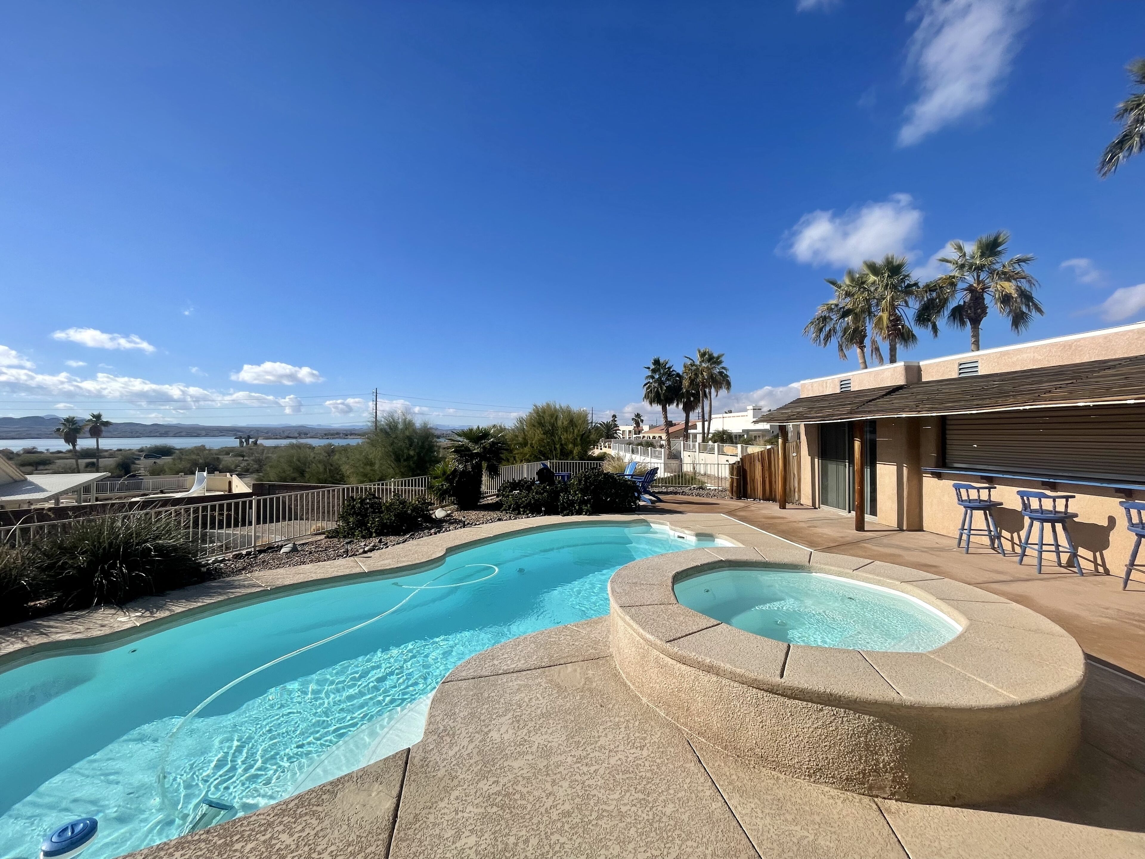 Een buitenzwembad en een verwarmd zwembad