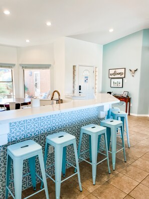 Interior - Lake View Resort compound-6 bedrooms-2 casitas -pool house- pool & spa  (Lake Havasu City)