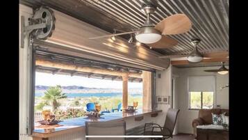 Bar (in der Unterkunft)