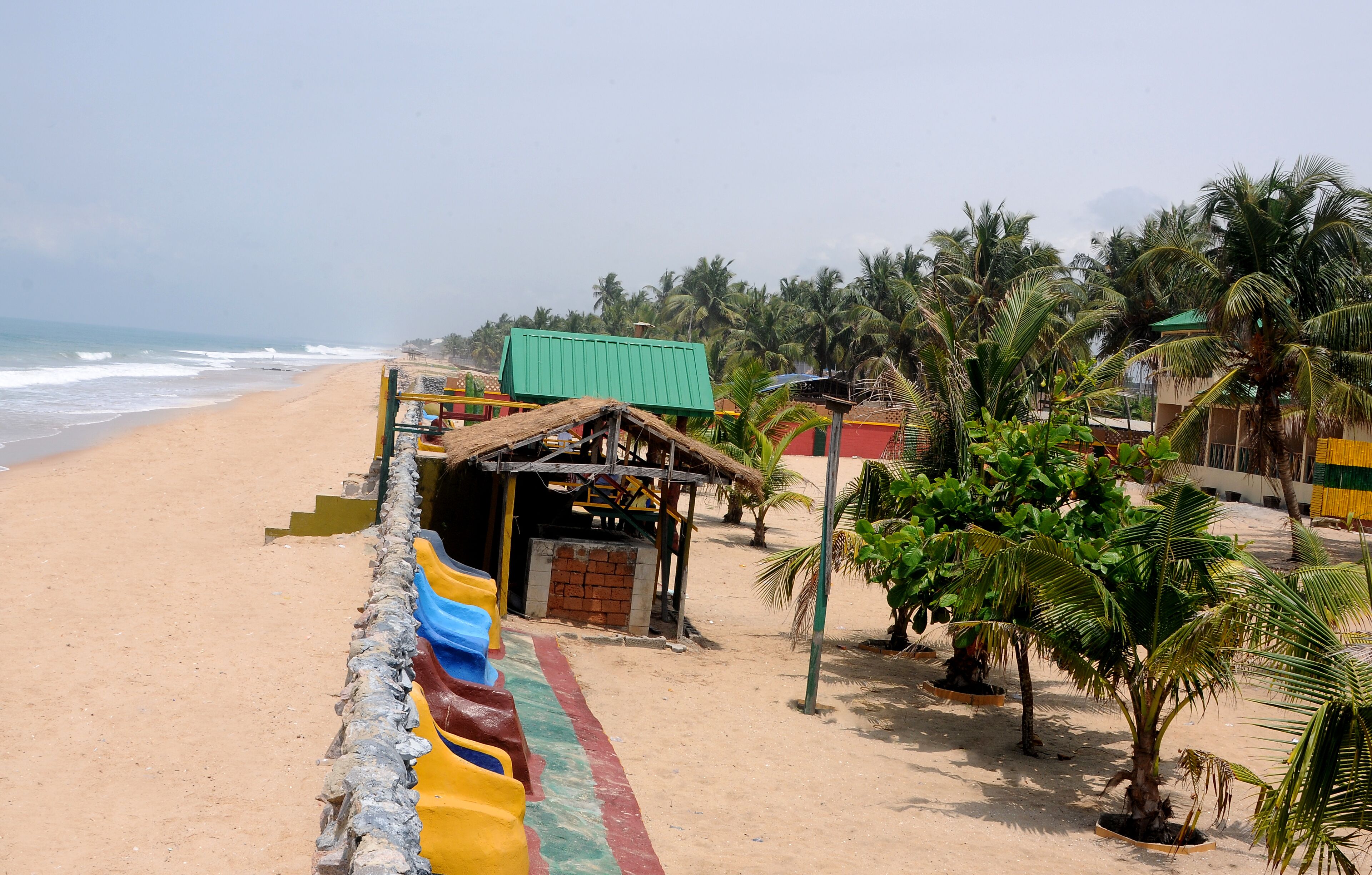 Beach nearby, white sand, 2 beach bars