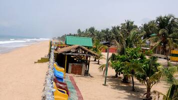 Beach nearby, white sand, 2 beach bars