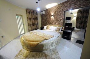 奢华双人房 | 高档床上用品、加厚床垫、迷你吧、客房内保险箱