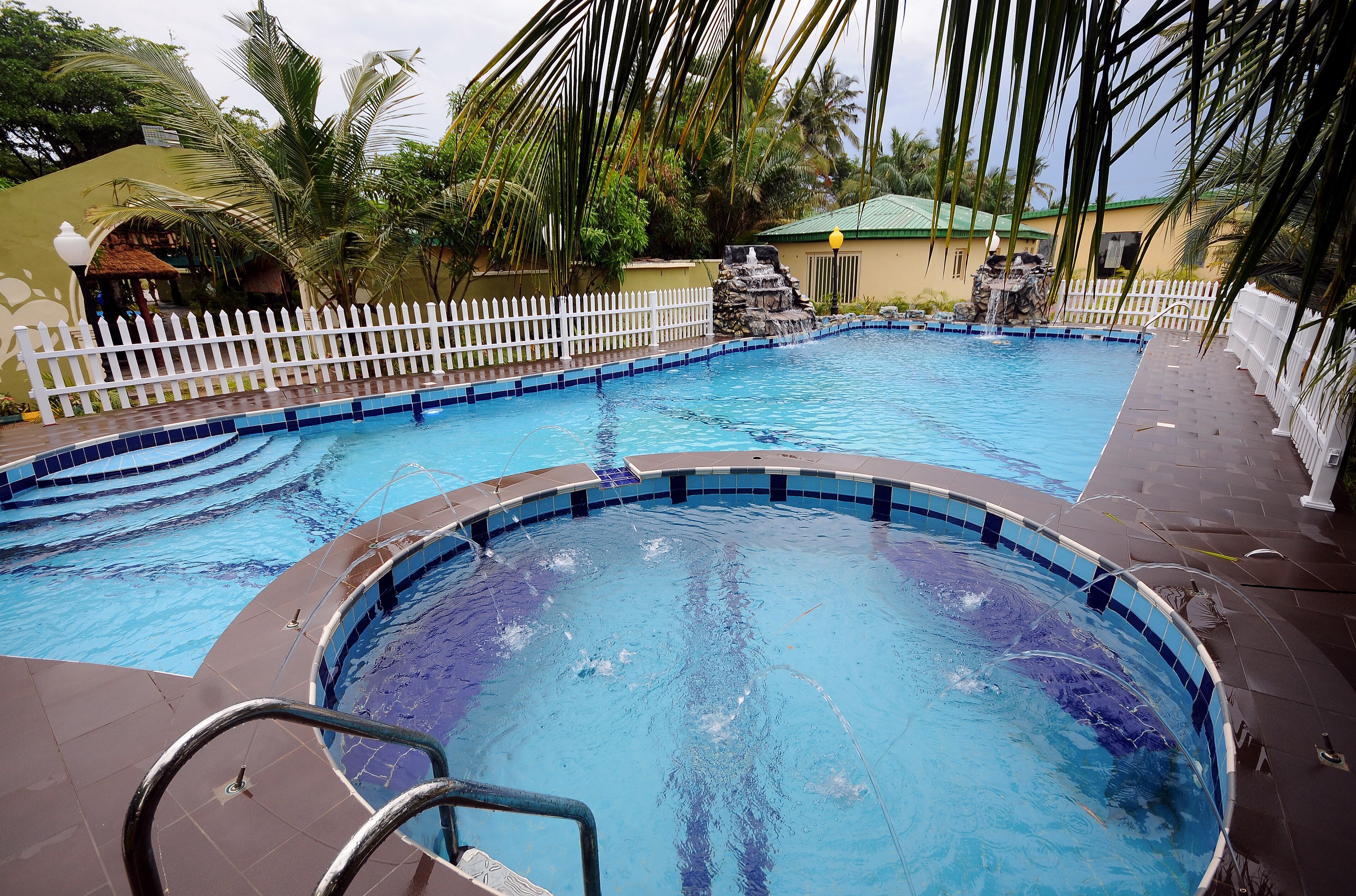 2 piscines extérieures