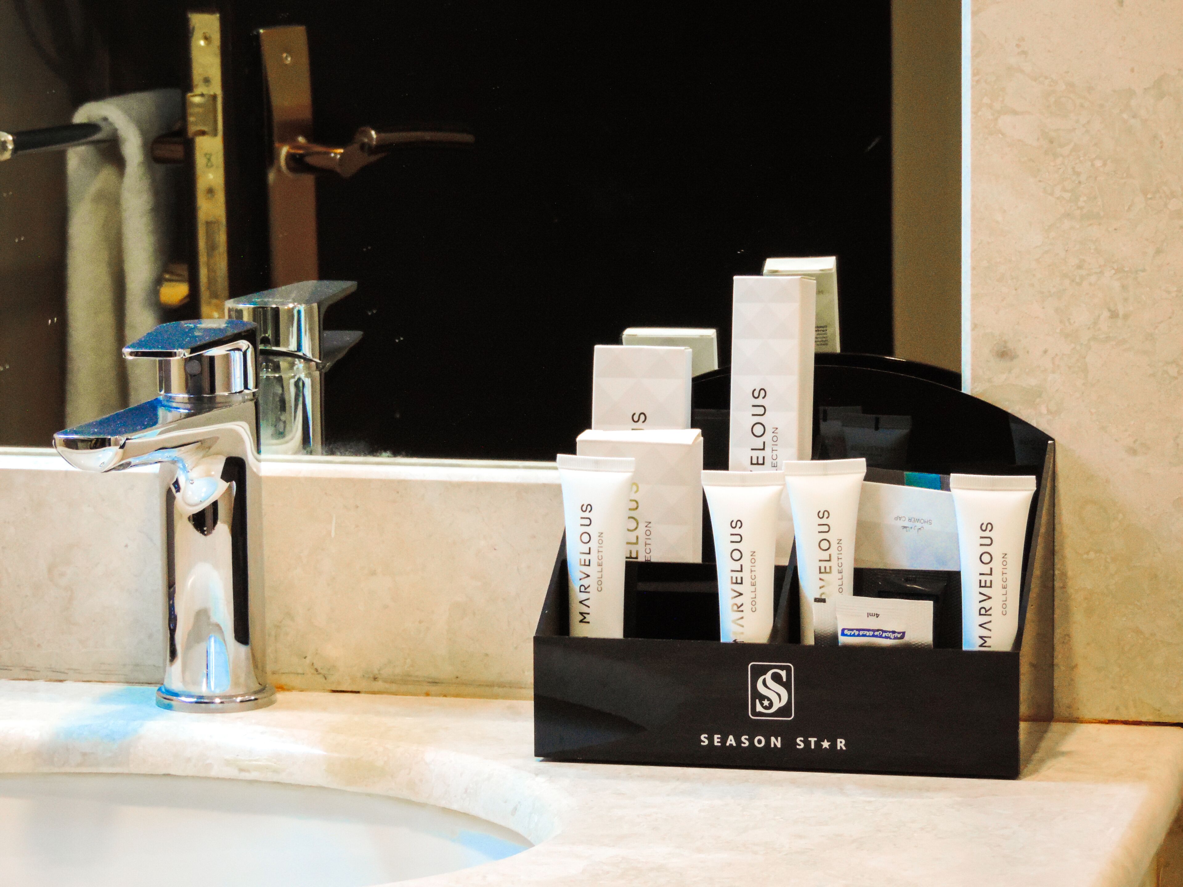 shower, hydromassage showerhead, free toiletries, hair dryer