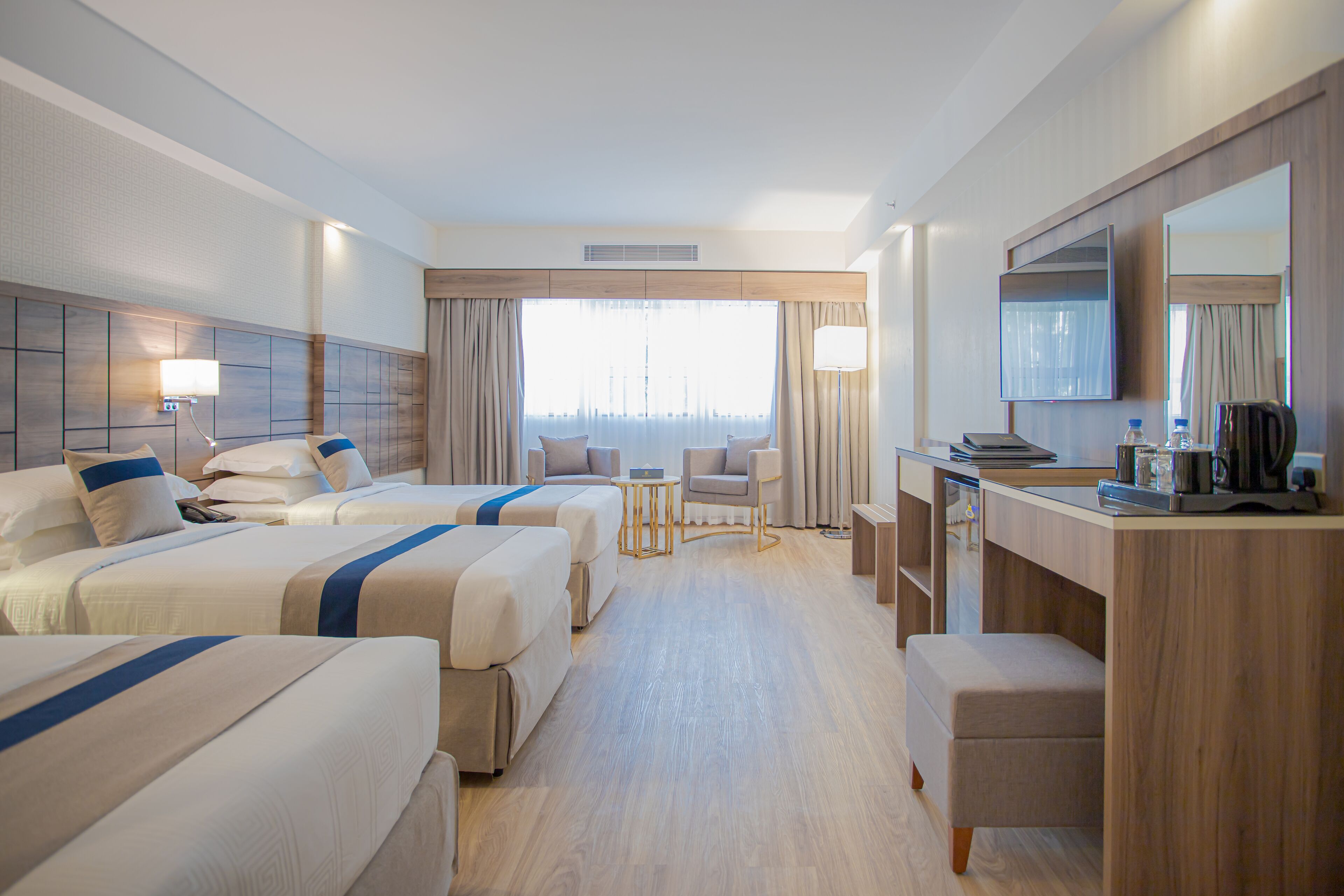 Ropa de cama de alta calidad, minibar, caja fuerte y escritorio