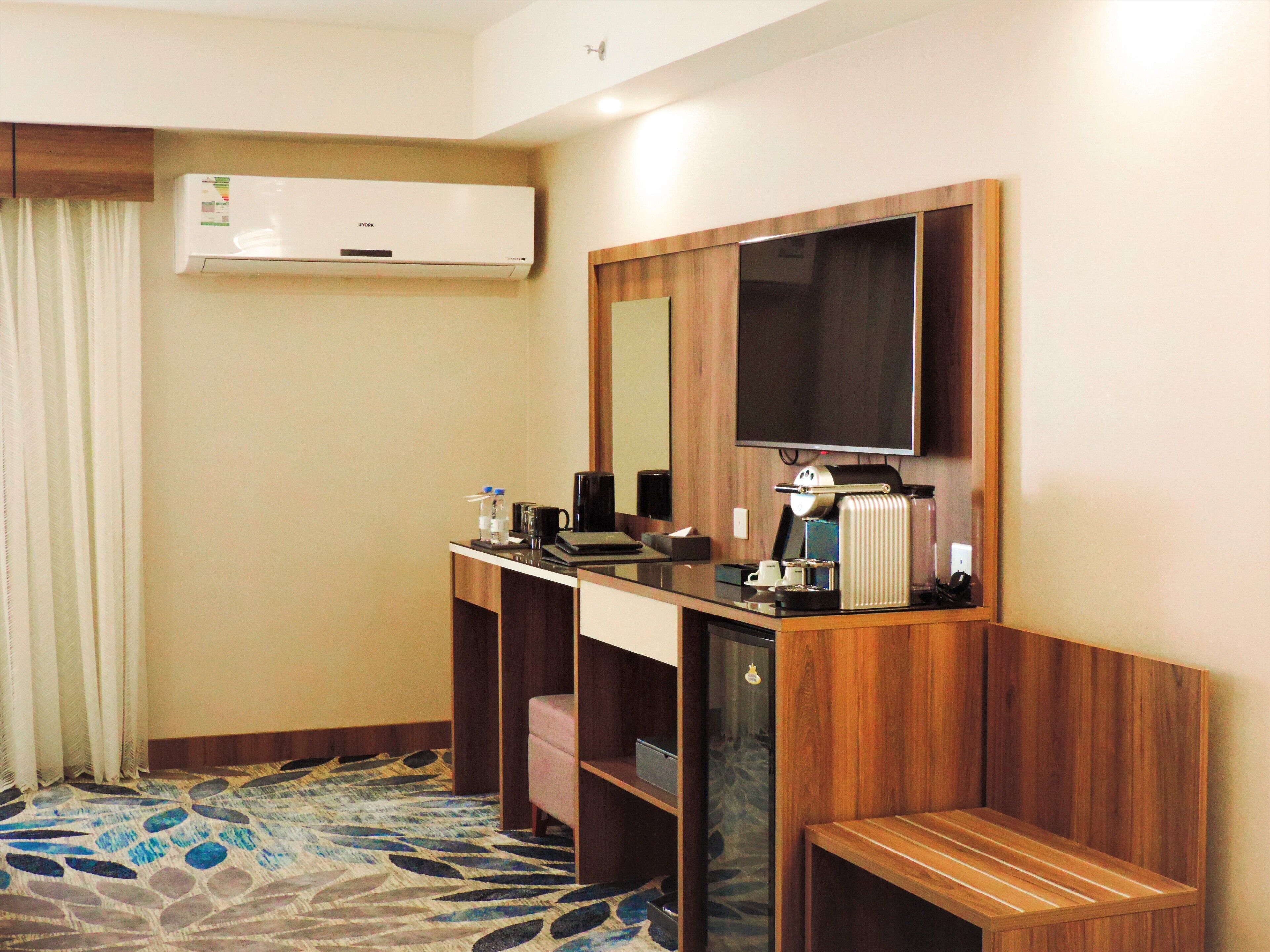 premium studio, 1 king bed | 1 bedroom, premium bedding, minibar, in-room safe
