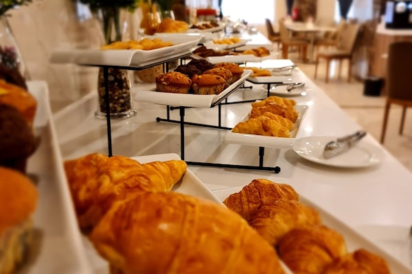 TĂ€gliches kontinentales FrĂŒhstĂŒck (50 SAR pro Person)