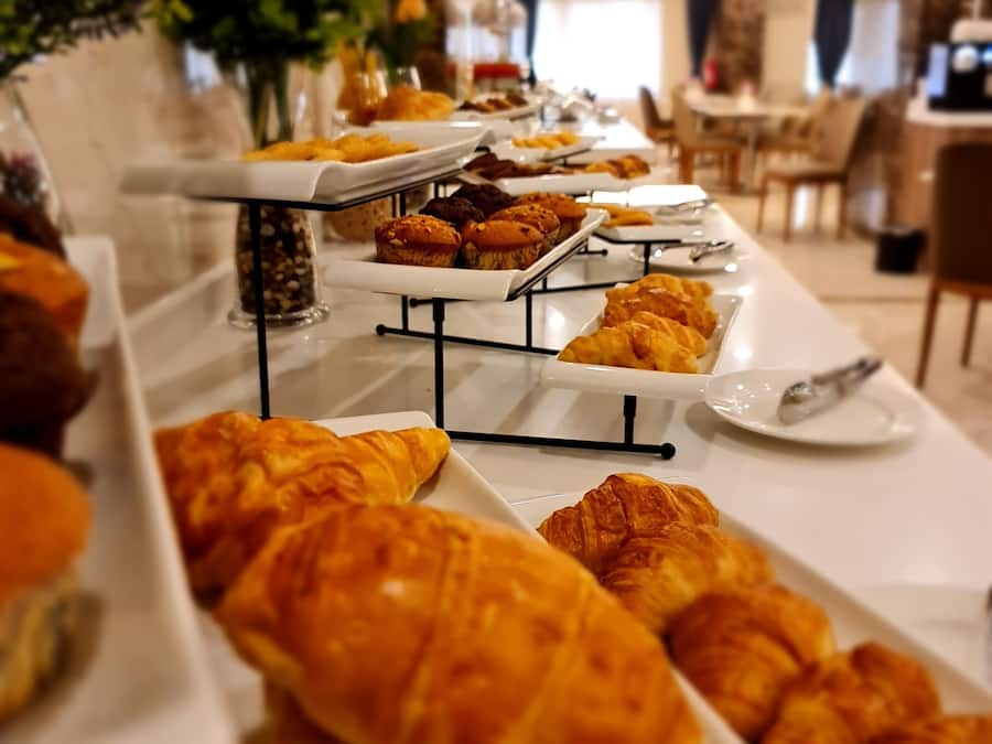 Petit déjeuner continental servi tous les jours en supplément