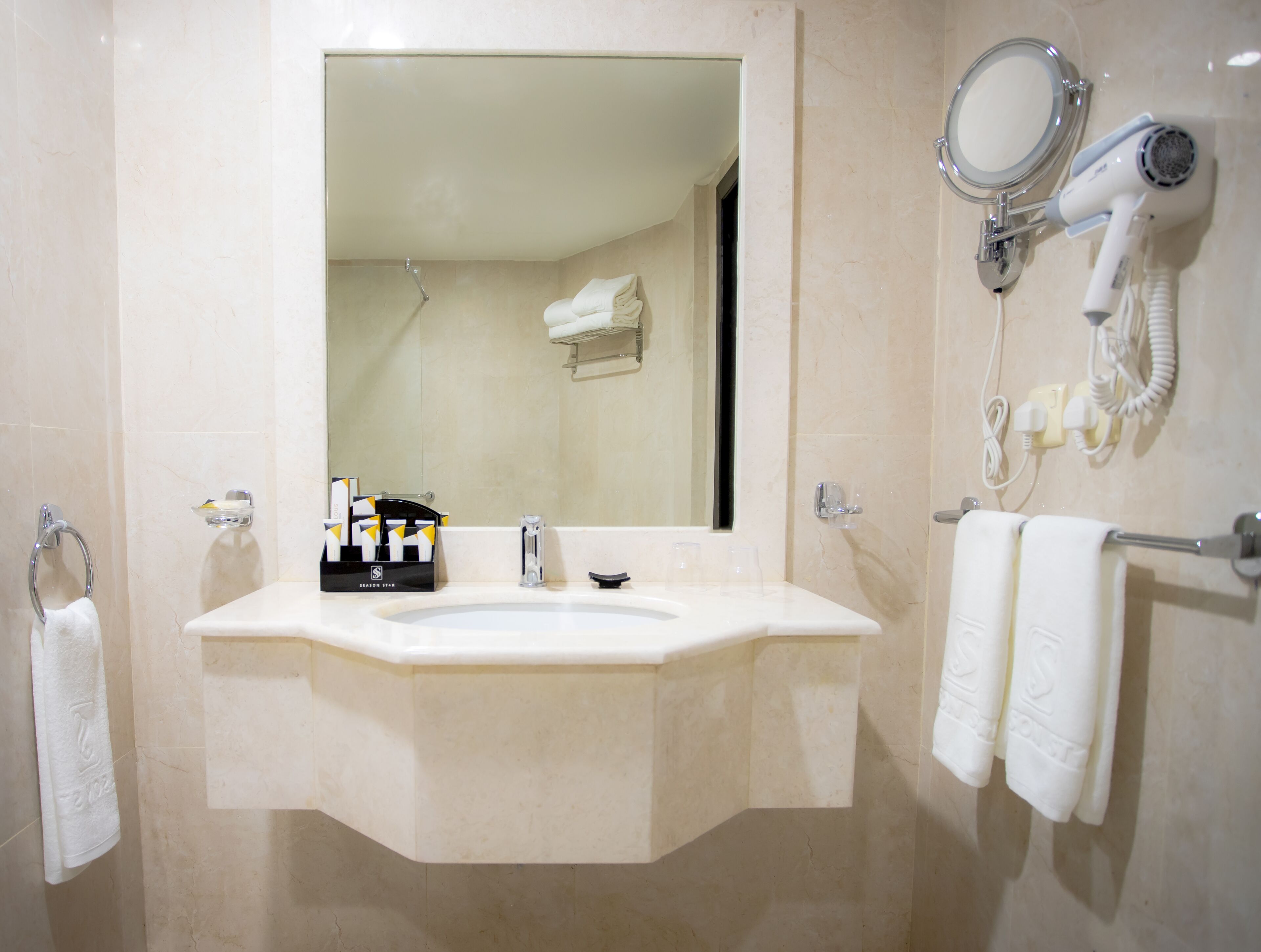 executive suite, 2 bedrooms, city view | bathroom | shower, hydromassage showerhead, free toiletries, hair dryer